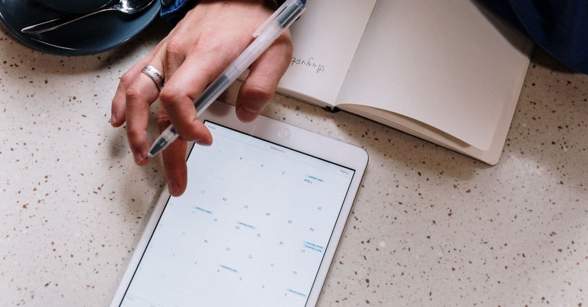 Diagram pipeline CI/CD dengan tahap build, test, dan deploy untuk SaaS