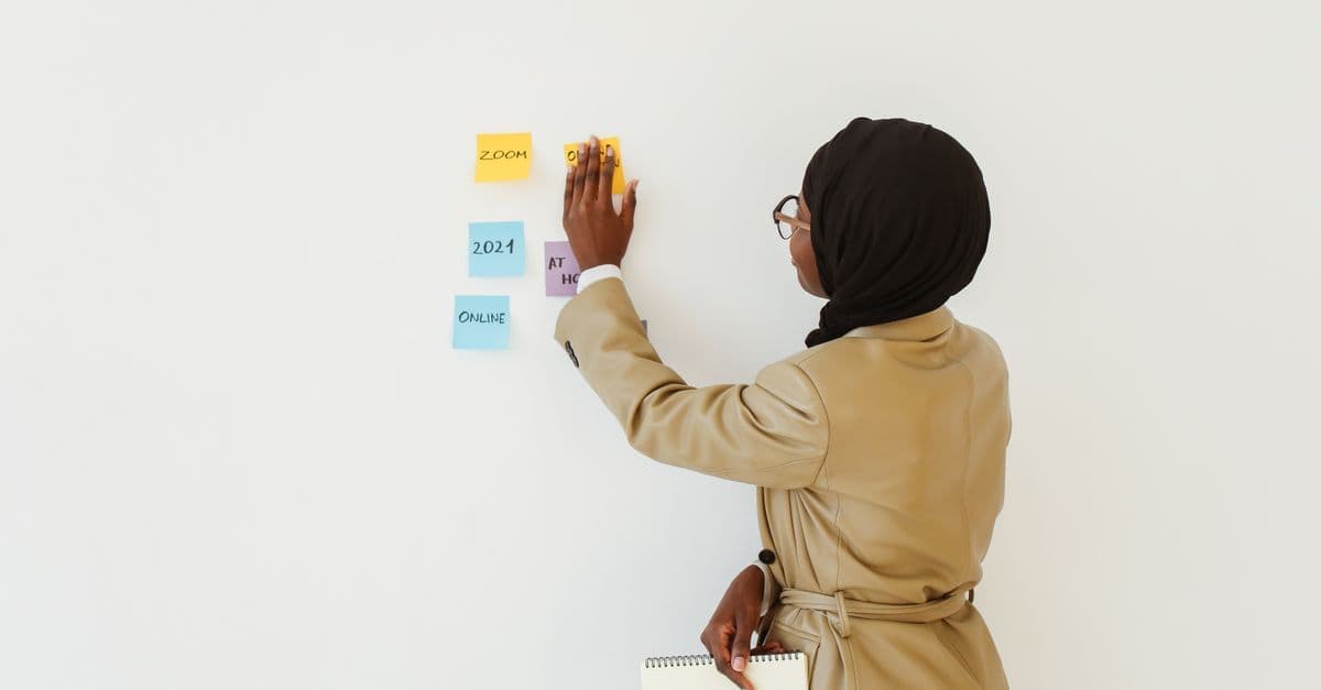 Ilustrasi perbandingan lift‑and‑shift, re‑platform, dan re‑architect untuk startup Indonesia.